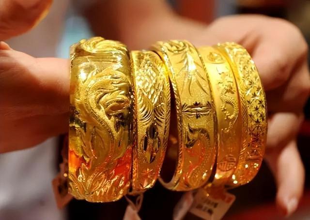 回顾:清洁工捡到300万黄金饰品带回家,被关9个月后直呼不捡了